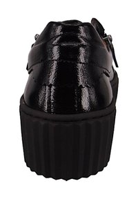 Chaussures en cuir verni noir avec une finition texturée, dotées d'une semelle épaisse et nervurée et d'un bout arrondi. Couleur unie sans motifs visibles.