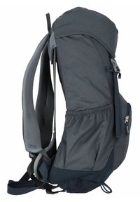 Mochila de tela gris con correas de hombro acolchadas, acentos de malla, bolsillos laterales y hebillas ajustables. Diseñada para un soporte ergonómico.