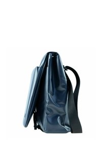 Marineblaues wasserdichtes Bag mit strukturiertem Design, glatter Textur, verstellbarem schwarzen Riemen und seitlichem Klappenverschluss.