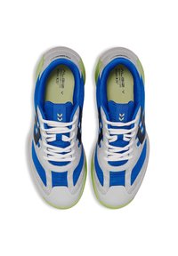 Blaue Netzsport Schuhe mit grauen Akzenten und schwarzem Logo. Sie verfügen über weiße Schnürsenkel, strukturierte Muster und eine grüne Laufsohle.