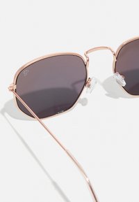 CHPO IAN UNISEX - Óculos de sol - gold coloured/green mirror