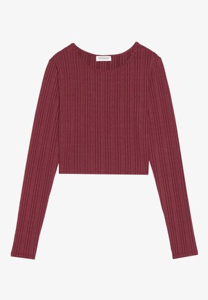 Top scurt cu mânecă lungă, de culoare burgundă, realizat dintr-o țesătură texturată cu dungi verticale, având un guler rotund și o siluetă ajustată.