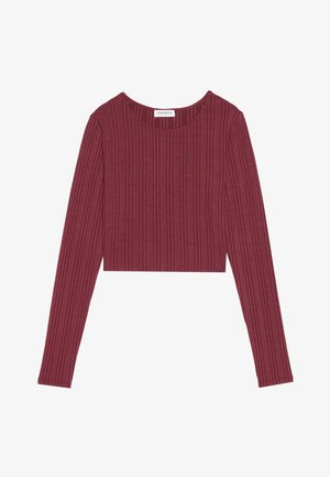 Burgunderrød langermet crop-top laget av ribbet stoff med rund hals og teksturerte vertikale linjer, med en tettsittende silhuett.
