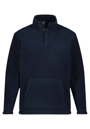 Granatowy polarowy pulower z wysokim kołnierzem, trzema guzikami przy dekolcie i przednią kieszenią typu kangur. Posiada teksturowany materiał i haftowane logo.