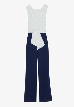 Combinaison bleu marine avec un bustier ajusté blanc, pantalon large et ceinture à la taille. Tissu lisse avec une silhouette épurée et un design minimaliste.