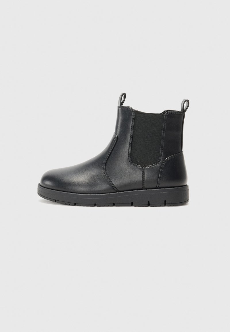 Sorte lær ankelstøvler med elastiske sidestykker, hævetabs og en holdbar gummisål. Glat tekstur og minimalistisk design.