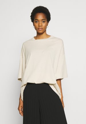 HUGE - Basic T-shirt - beige