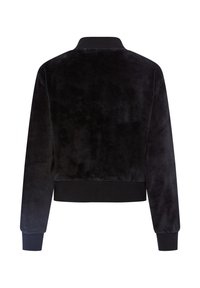 Czarna kurtka bombowca z weluru z prążkowanym kołnierzem, mankietami i dołem. Gładka tekstura i krótki krój zapewniają nowoczesny fason.