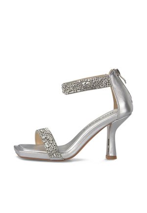 Sandalia plateada de tacón alto con puntera cuadrada, correa en el tobillo, correa frontal adornada con cristales y cierre trasero con cremallera.