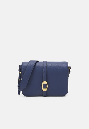 Sac bandoulière en cuir bleu marine avec finition texturée et fermoir doré, doté d'une bandoulière réglable.