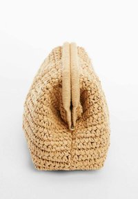 Pochette en paille tissée de forme rectangulaire, de couleur beige et avec une fermeture éclair. Présente une surface texturée et des surpiqûres le long des bords.