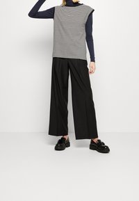 Gestuz Stickad tröja - dark blue