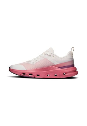 Zapatilla deportiva baja blanca y rosa con parte superior de malla, suela rosa con agujeros de ventilación y lengüeta en el talón sobre fondo blanco.