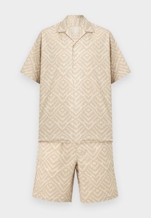 Beiges kurzärmeliges Hemd mit Knöpfen und passende Shorts mit hellem geometrischem Tribal-Muster, lässiges Sommeroutfit.