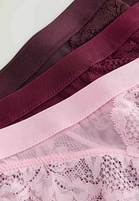 Sada troch spodných nohavíc v tmavej burgundskej, svetlej burgundskej a ružovej farbe. Obsahuje elastický pás a čipkované detaily na ružovom modeli.