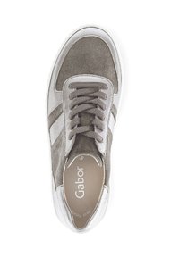 Sneaker grigia in suede con suola in gomma bianca, dotata di lacci grigi, strisce laterali e una parte superiore testurizzata. Marchio visibile sulla soletta.