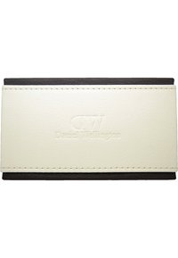 Boîte de montre Daniel Wellington avec dessus en cuir blanc embossé du logo "DW" et du texte "Daniel Wellington", avec une base en cuir marron foncé.