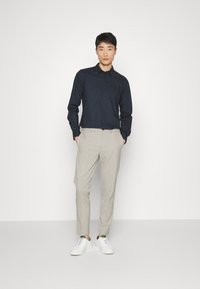 Scotch & Soda ESSENTIAL SOLID SLIM FIT - Formálna košeľa - night
