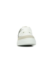 Sneaker in bianco e suede beige chiaro, caratterizzata da un design perforato, lacci piatti e una suola in gomma texturizzata. Vista frontale.