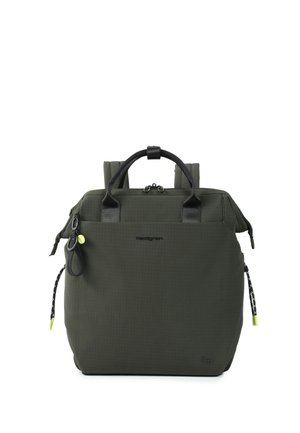 Sac à dos Hedgren vert foncé avec poignées noires, fermeture éclair et cordons latéraux avec embouts jaunes, présenté de face sur fond blanc.