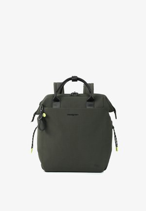 Sac à dos Hedgren vert foncé avec poignées noires, fermeture éclair et cordons latéraux avec embouts jaunes, présenté de face sur fond blanc.