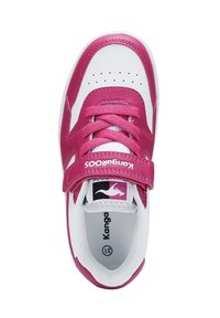 Rosa und weiße Sportschuhe mit synthetischem Obermaterial, ausgestattet mit einem Klettverschluss, Schnürsenkeln, Perforationen an der Zehenpartie und einem Mesh-Futter für Atmungsaktivität.