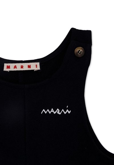 Robe en coton bleu marine avec un col rond, arborant un logo signature blanc et un détail de bouton marron sur la bretelle.