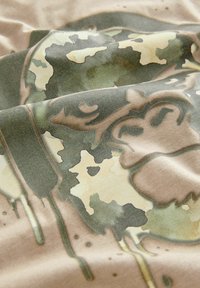 Next RELAXED FIT SHORT SLEEVE GRAPHIC STANDARD - Trükipildiga T-särk - stone camo gorilla