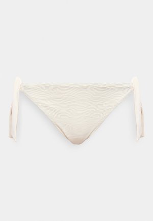 Połyskliwy, off-white teksturowany dół bikini z wiązaniami po bokach, posiadający subtelny falisty wzór na tkaninie.