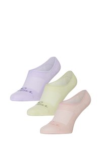 Drie paar enkelsokken in lavendel, lichtgroen en roze. Ze hebben een gestructureerd patroon en een logo dat in contrasterende kleuren vlakbij de teen is gedrukt.