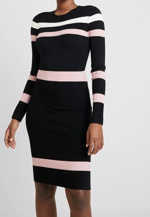 Robe en tricot à côtes noires avec des rayures horizontales blanches, roses et noires ; manches longues ; design ajusté.