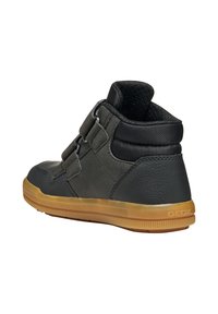 Sneaker alto in pelle nera con pannelli testurizzati, cinturini in Velcro e suola in gomma. Presenta un collo imbottito per maggiore comfort.