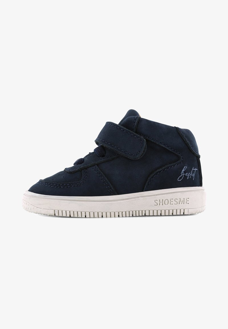 Baskets montantes bleu marine pour enfants avec semelle blanche, fermeture velcro, lacets et marquage "SHOESME" sur la semelle latérale.