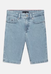 Shorts de mezclilla azul claro con corte recto, que presentan bolsillos frontales, sutiles detalles de costura y un cierre de botón en la cintura.