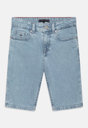 Shorts de mezclilla azul claro con corte recto, que presentan bolsillos frontales, sutiles detalles de costura y un cierre de botón en la cintura.