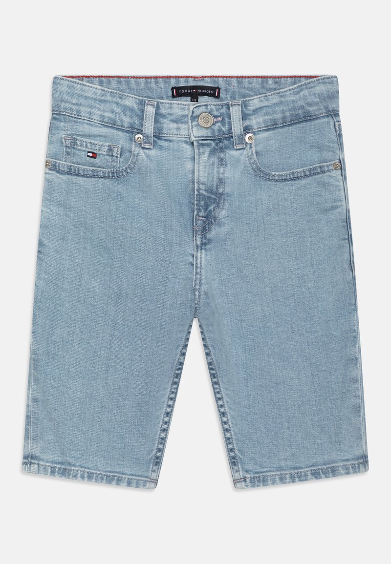 Shorts de mezclilla azul claro con corte recto, que presentan bolsillos frontales, sutiles detalles de costura y un cierre de botón en la cintura.