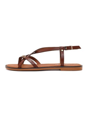Sandale plate marron avec des fines lanières en cuir croisées sur les orteils et une bride de cheville avec une petite boucle en métal.