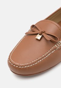 MICHAEL Michael Kors JULIETTE brązowy