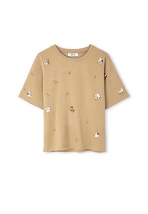 Short-sleeve beige t-shirt featuring floral embroidery in white and gold, with a relaxed fit and crew neckline. Smooth, soft texture.