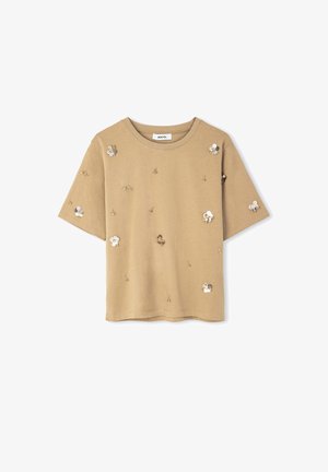 Korte mouwen beige t-shirt met bloemenborduurwerk in wit en goud, met een ontspannen pasvorm en ronde hals. Soepele, zachte textuur.