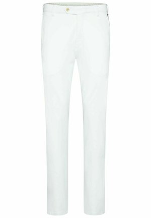 Witte rechte broek gemaakt van katoen. Voorzien van een knoopsluiting en riemlussen, met een gladde textuur en minimale details.