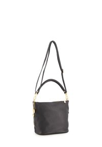 Sort læder crossbody taske med tekstureret finish, dobbelte håndtag og hardware i guldtoner; har en lynlåslukning og sidelomme.