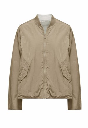 Jasnobrązowa bomberka zapinana na zamek błyskawiczny z dwoma skośnymi przednimi kieszeniami z klapkami i ściągaczem przy kołnierzu, przedstawiona na białym tle.