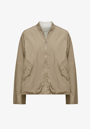 Giacca bomber marrone chiaro con zip, due tasche frontali a patta inclinate e collo a costine, mostrata su sfondo bianco.