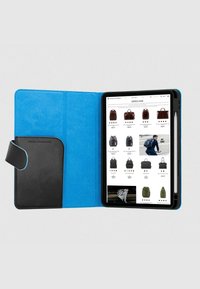 Funda para tablet de cuero negro y ante azul con un bolsillo frontal. Muestra un iPad con bolsas a la venta. Incluye ranura para lápiz stylus.