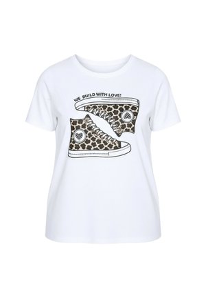 Camiseta blanca con un gráfico de dos zapatillas altas con estampado de leopardo. Texto arriba que dice "¡CONSTRUIMOS CON AMOR!" en negro.