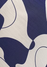 Tessuto astratto con un design blu navy e bianco sporco caratterizzato da forme curve, texture liscia e un contrasto netto tra i colori.