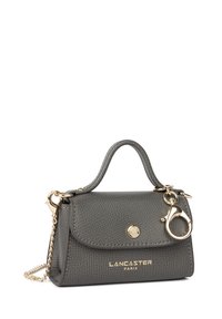 Kleine grijze handtas van getextureerd leer met gouden hardware, bovenhandgreep, sluiting met haak, en een kettingriem, met "Lancaster Paris" branding.