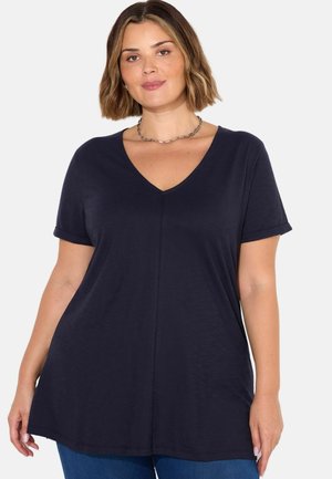 T-shirt blu navy a maniche corte con scollatura a V, tessuto morbido, vestibilità comoda e maniche arrotolate. Dettaglio delle cuciture che scorre sul davanti.