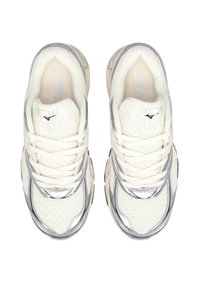 Scarpe da ginnastica bianche in rete con accenti argento. Punta rotonda, design snello e lacci piatti. Leggera imbottitura attorno al colletto e alla linguetta.